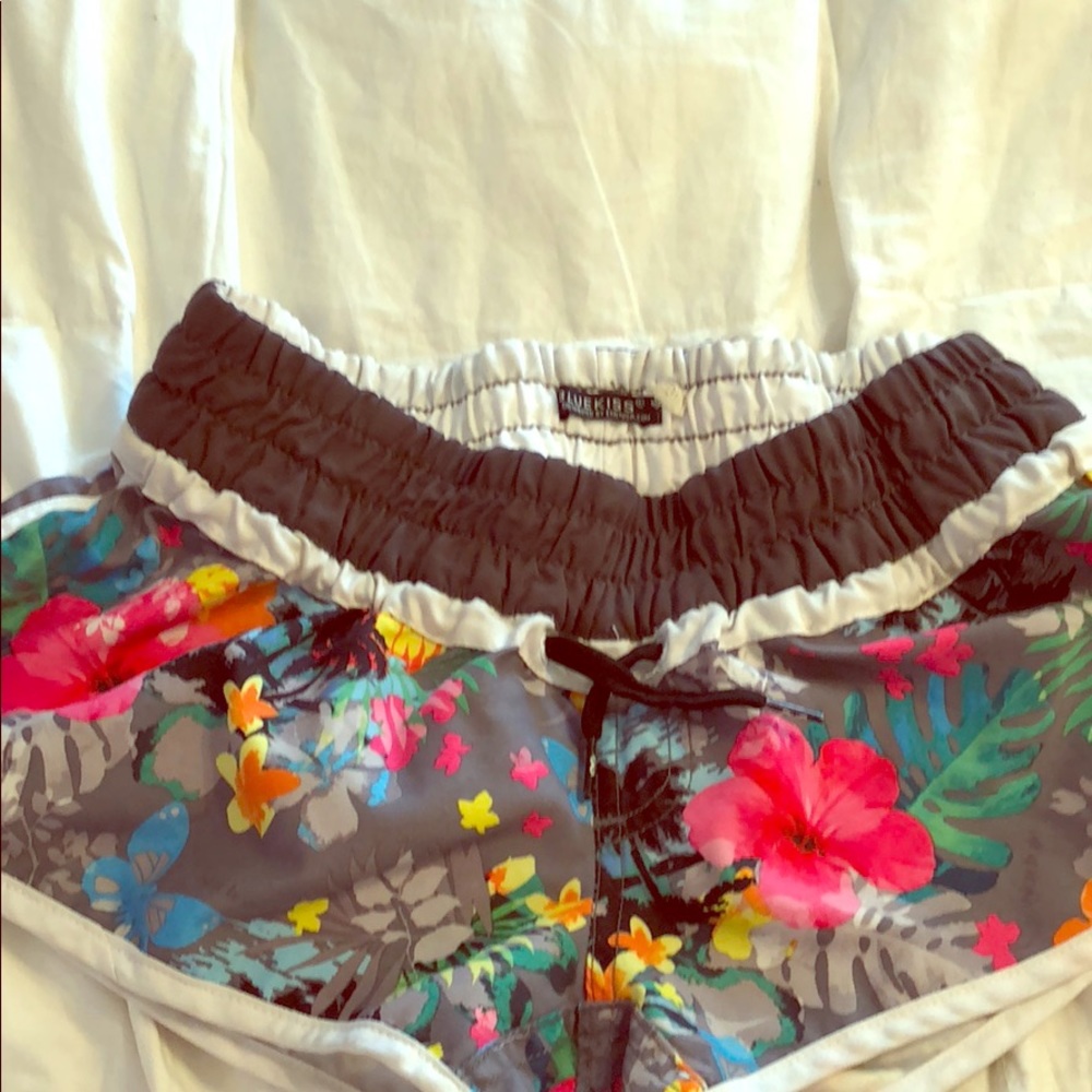 Adorable bright sexy floral work-out shorts